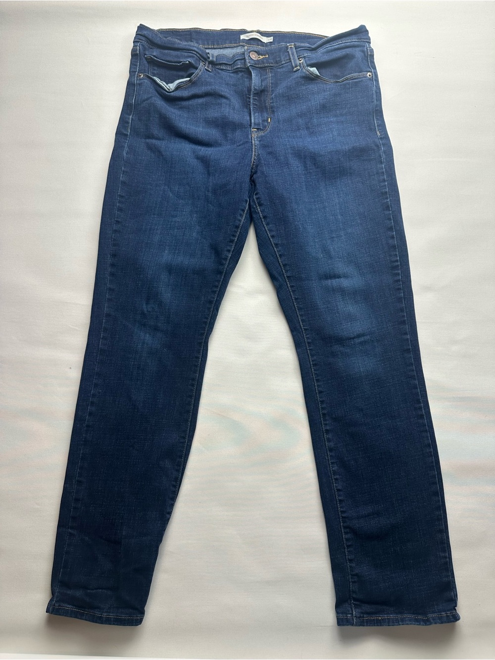 Classic Women's Dark Blue Straight Stretch Levi’s Jeans. Size 14